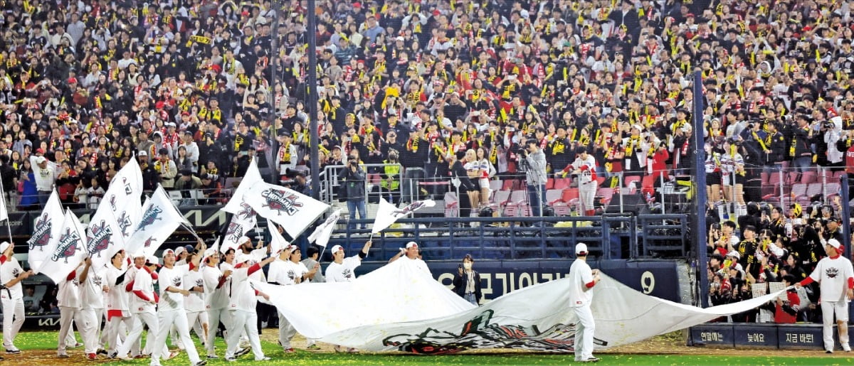 ⚽欧冠战报：迪亚兹帽子戏法 加克波建功 萨拉赫2助攻  利物浦4-0勒沃库森