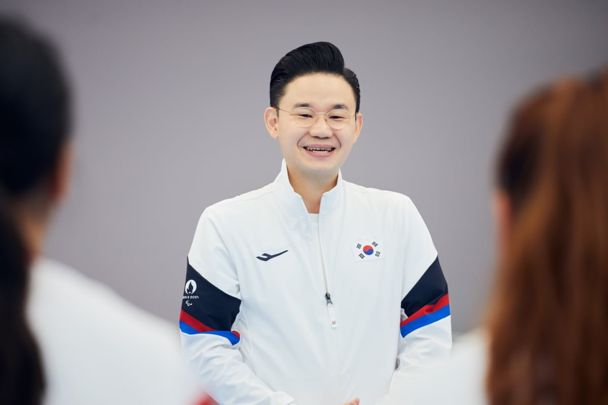 瓜帅：阿克、福登缺阵阿坎吉需评估；多希望再签下23岁的德布劳内