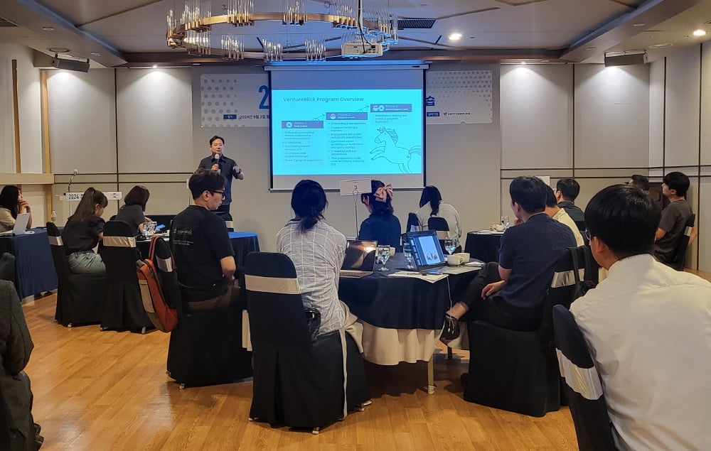 布朗尼防守被吹一级恶意犯规 场边詹姆斯和雷迪克不满并与裁判交流