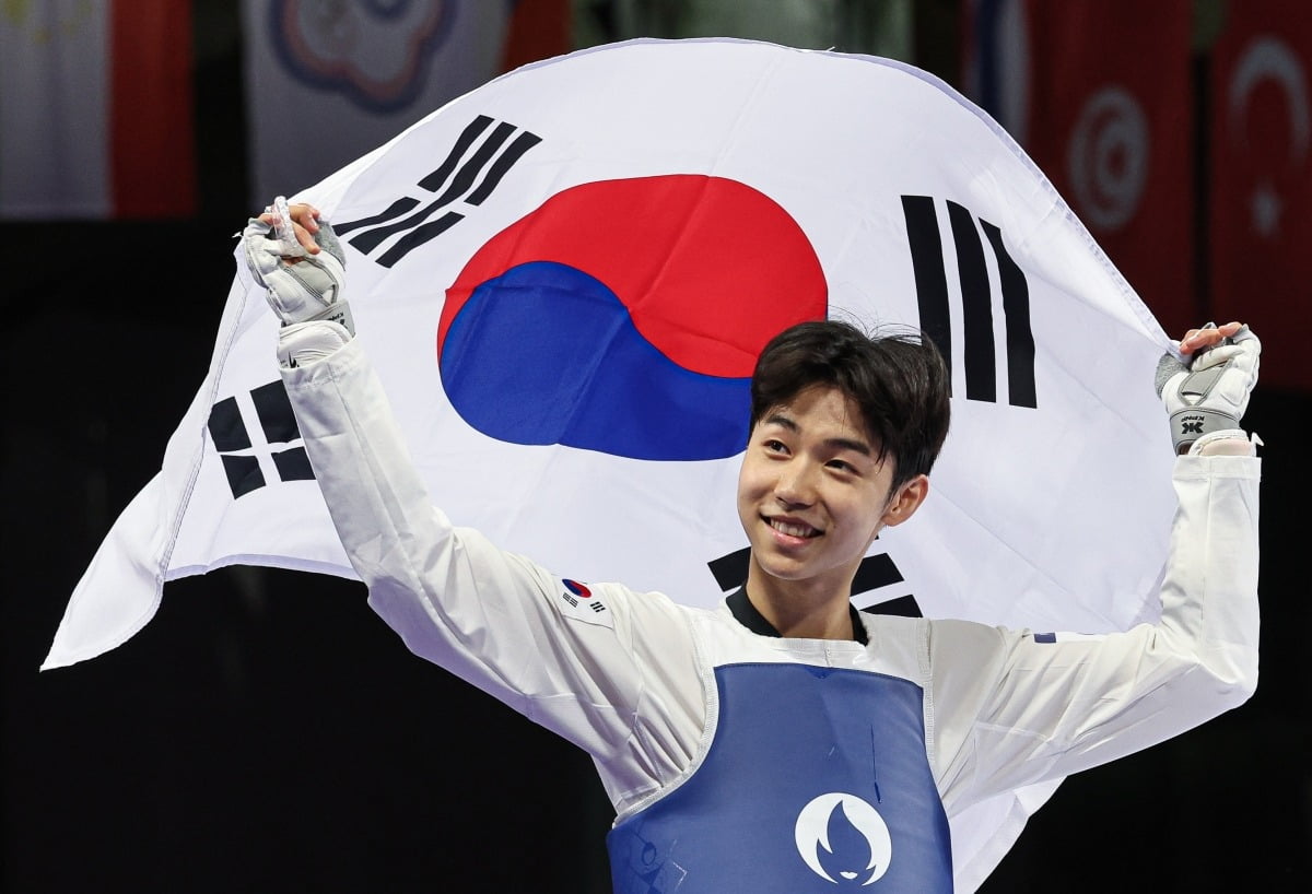 带伤坚持！李炎哲9中9独砍25分9篮板