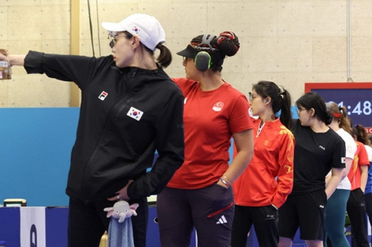 完胜！米切尔15中9，字母哥33+14+3，新纪录诞生，东部第五易主