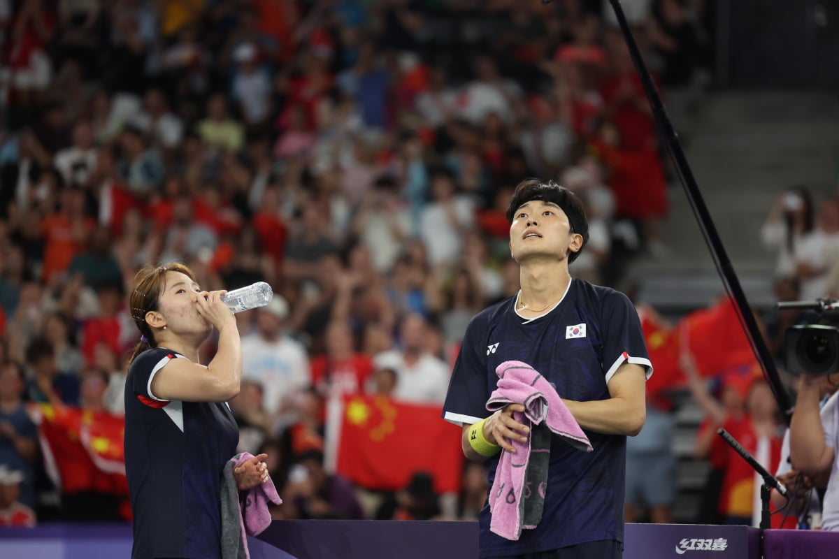 就你们会扣？马尔卡宁隔扣火箭两人 爵士抹回19分的分差将比分反超
