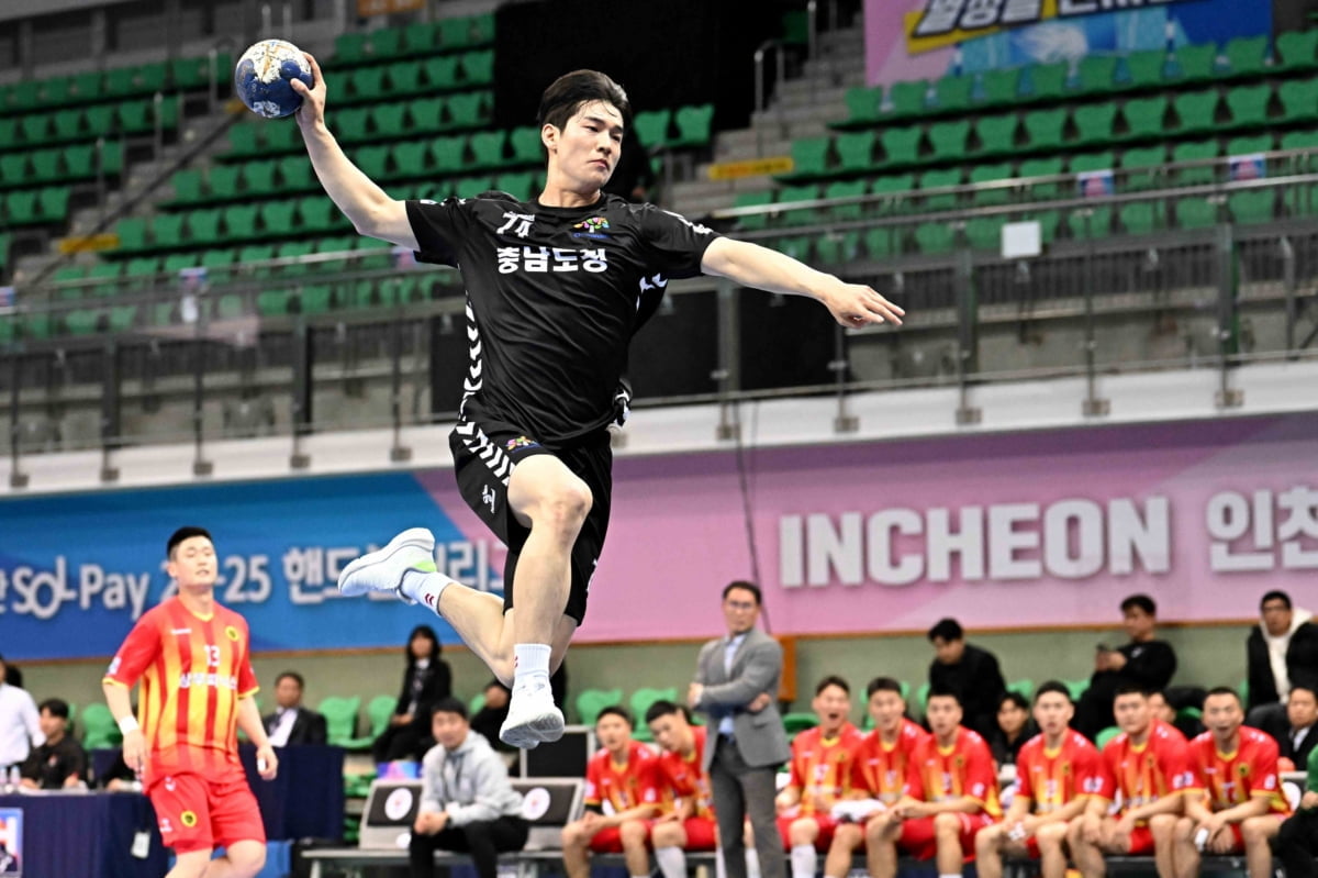 ⚽日职联战报：铃木优磨染红 十人鹿岛鹿角全场无射正 0-0闷平名古屋鲸鱼
