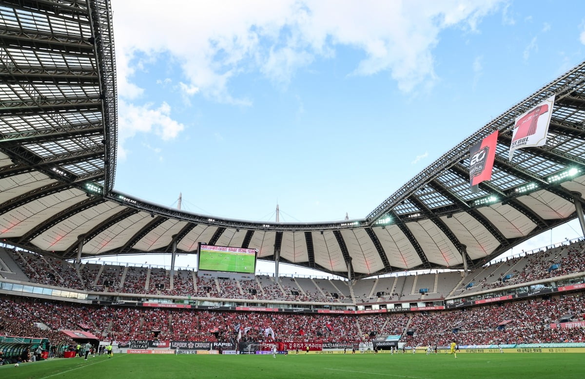 巨大争议！劳塔罗无缘FIFPRO年度最佳阵容候选，C罗梅西入选