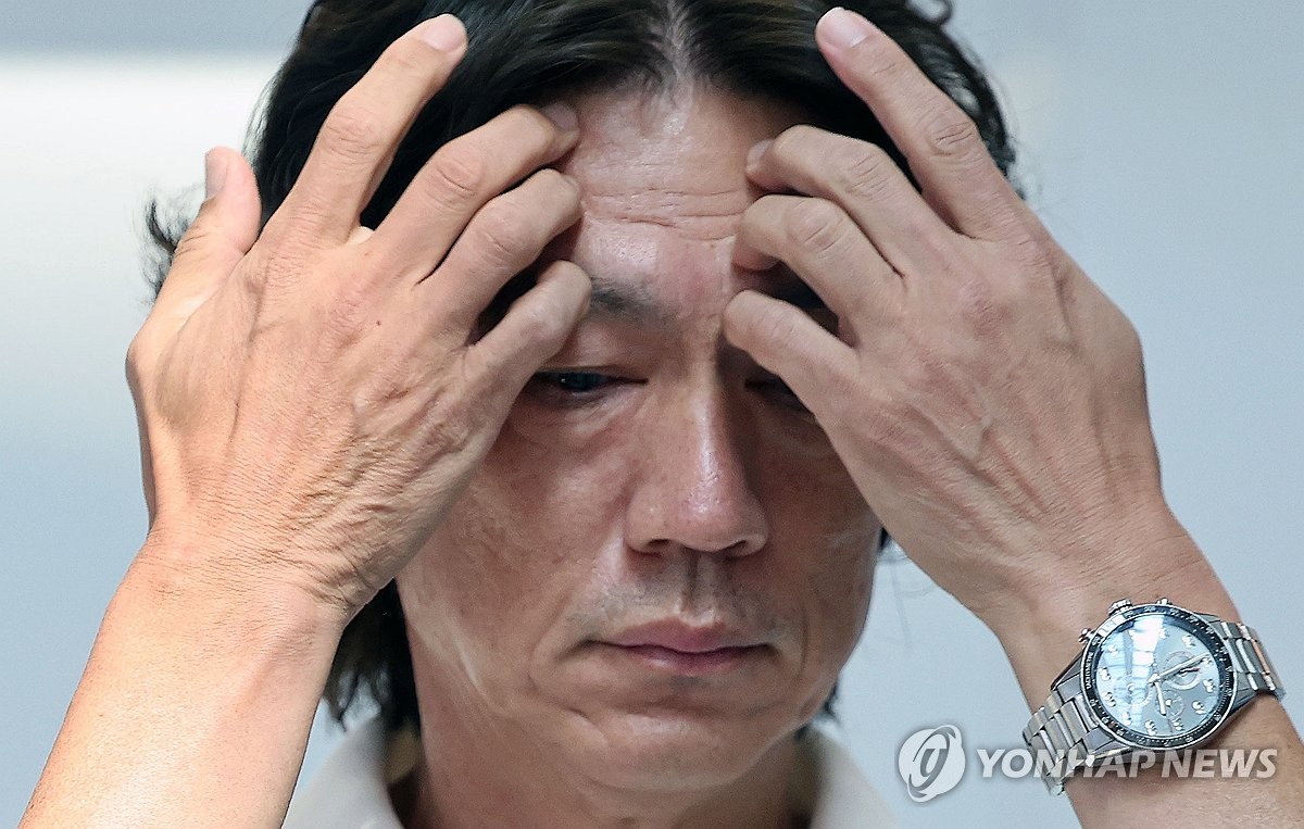 曼联前场断球反击 加纳乔劲射中楣弹出