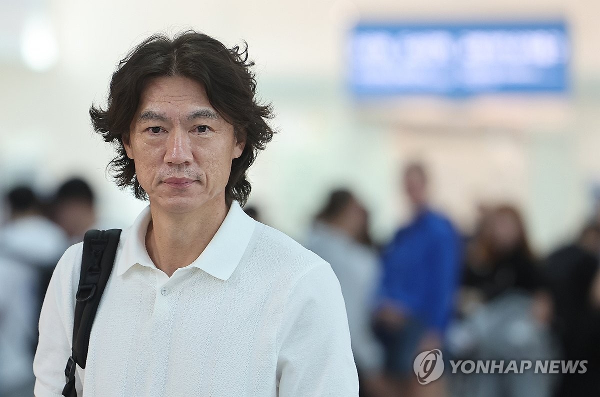 罗德里戈禁区外大力远射 门将飞身将球扑出