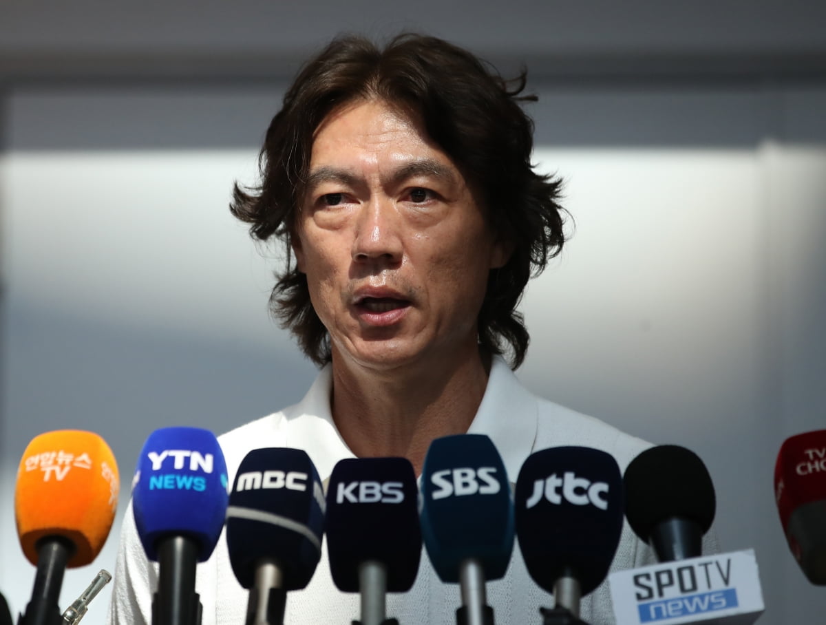 塞克斯顿防守詹姆斯时被击打到面部失去防守位置 后者上篮命中