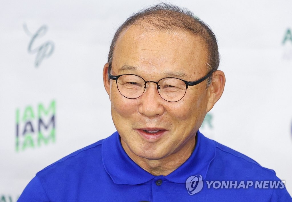 C罗现身欧冠抽签现场准备领奖 球迷瞬间陷入疯狂