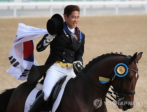 石原广教手球送点 荒木辽太郎轻松主罚命中 FC东京2-0领先