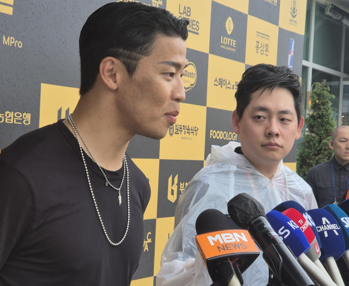布朗尼防守被吹一级恶意犯规 场边詹姆斯和雷迪克不满并与裁判交流