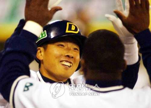 C罗现身欧冠抽签现场准备领奖 球迷瞬间陷入疯狂
