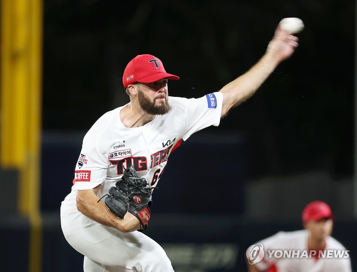 心疼！马奎尔无接触情况下受伤