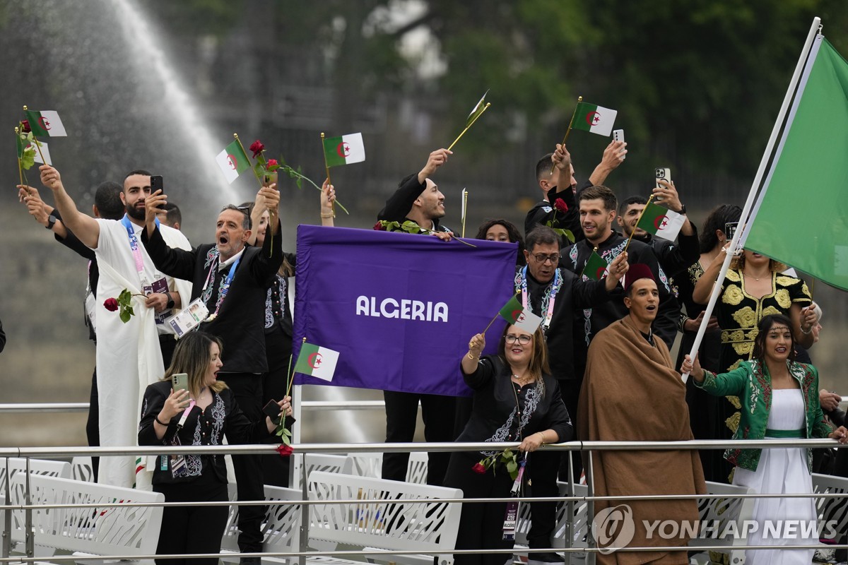 世体：亚马尔15岁时巴黎就想引进，哈维承诺首秀机会留住了他