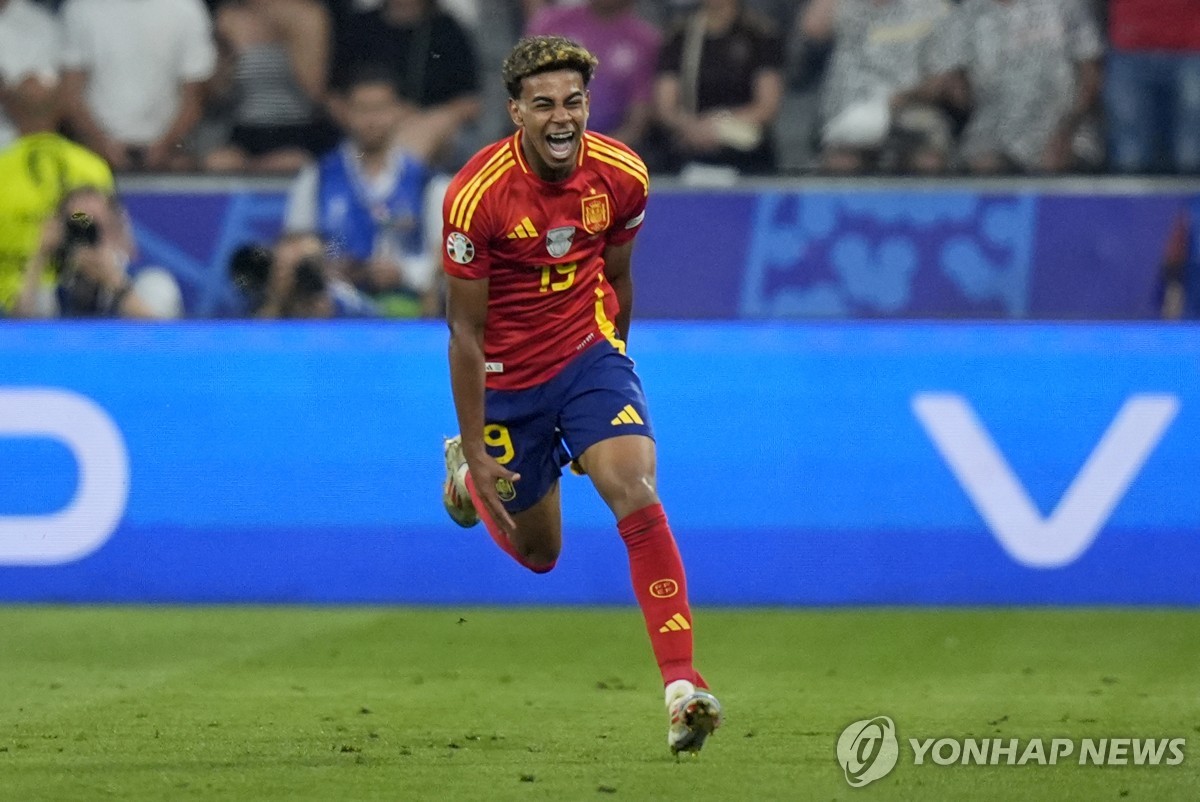 ⚽英超战报：帕尔默传射建功，大马丁屡送失误后伤退，切尔西3-0维拉排名升至第二
